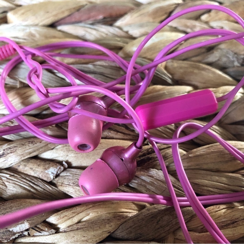 Hot pink earbuds with mic - Picture 2 of 2